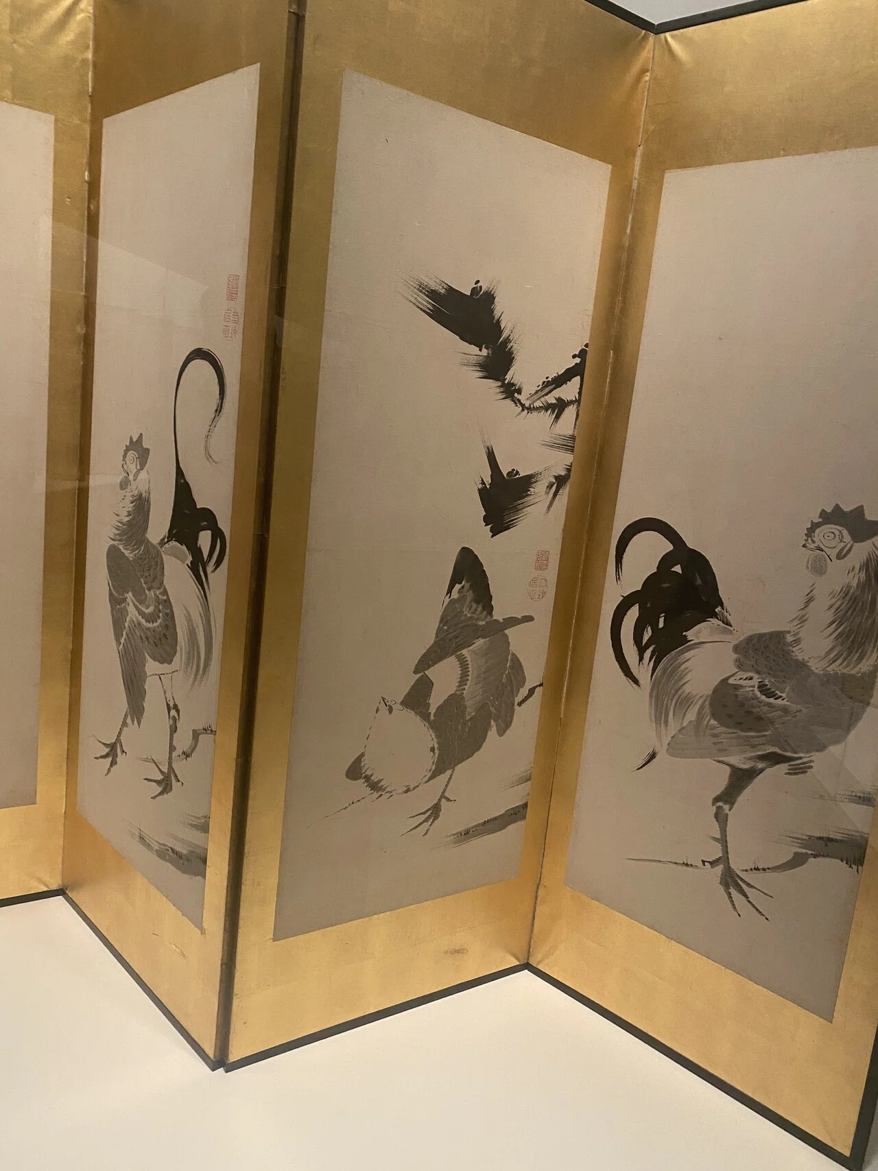 伊藤若冲『鶏図押絵貼屏風』の黒いニワトリちゃんが見てくる。｜おう