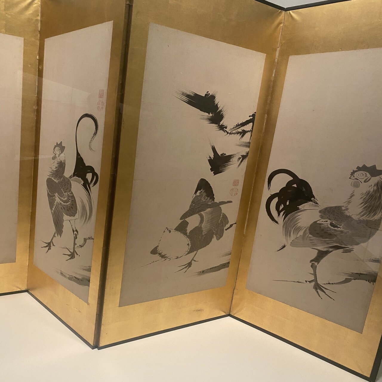 伊藤若冲『鶏図押絵貼屏風』の黒いニワトリちゃんが見てくる。｜おう