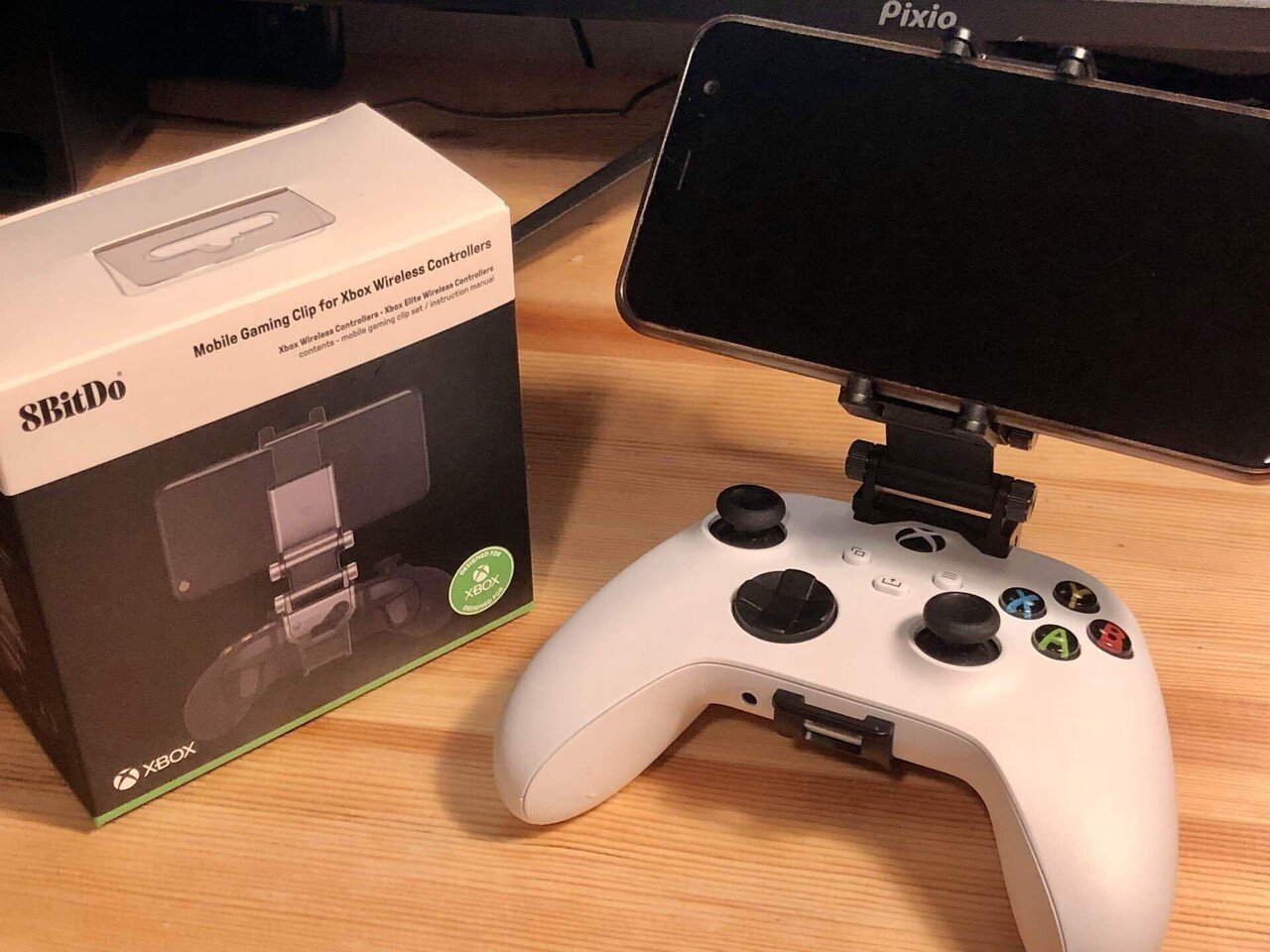 8Bitdo Mobile Gaming Clip for Xbox Wireless controllers