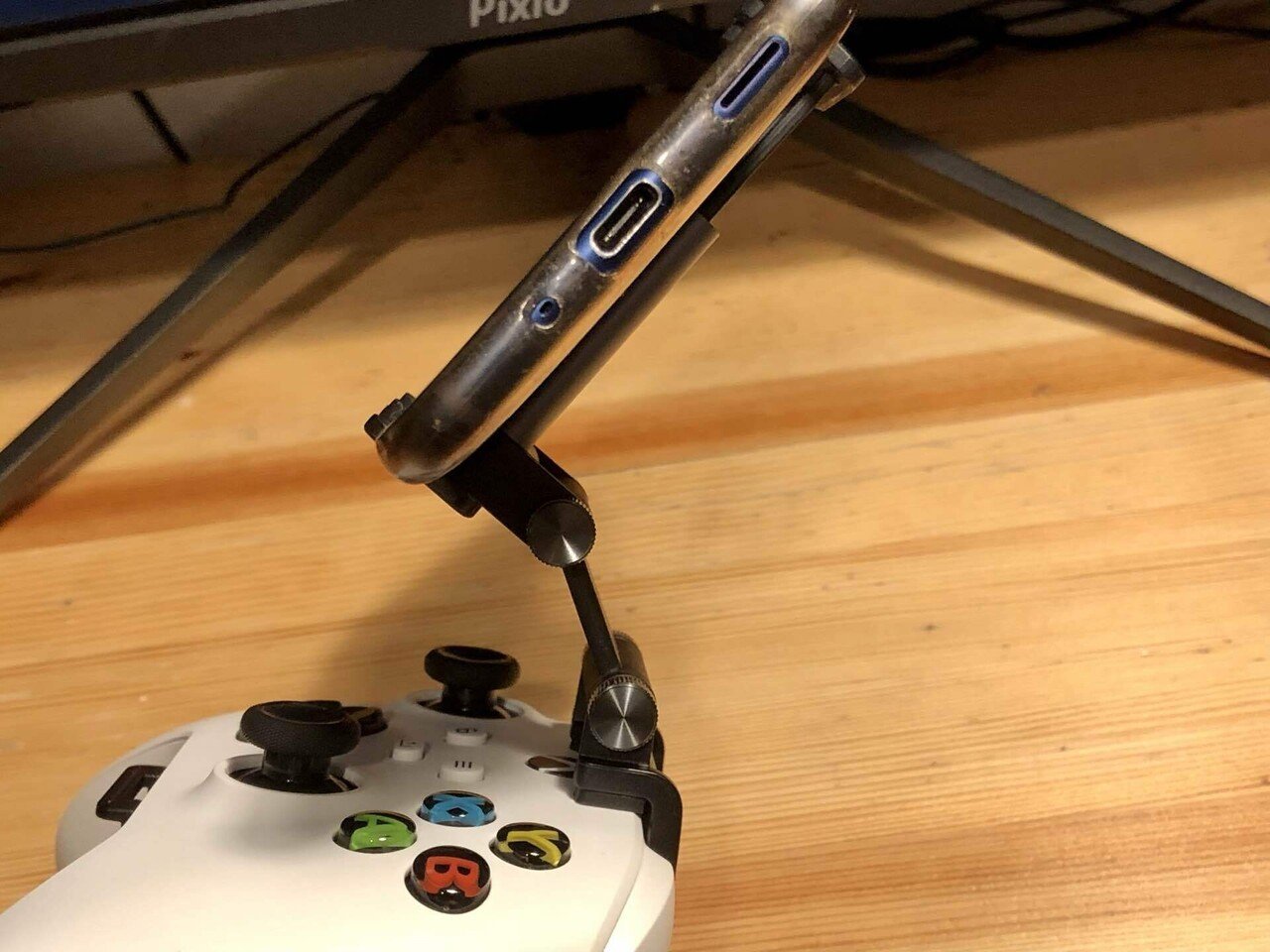 8Bitdo Mobile Gaming Clip for Xbox Wireless controllers