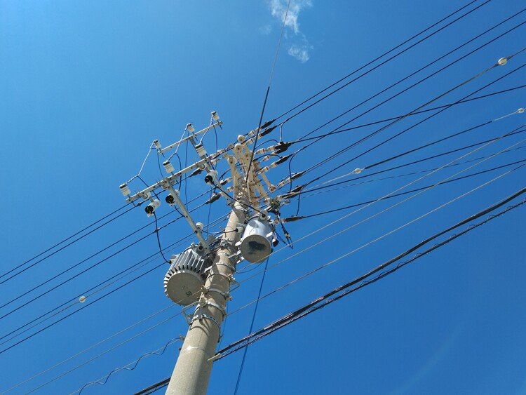 ただのコンビニ前の電柱。
でも、この青空に碍子もいっぱいついて、輻輳した電線は萌えあがる！ただし、暑い！