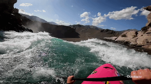 カヤックで川下りをしている一人称視点の数秒の実写動画。滝壺に飛び込もうとしている瞬間を写している