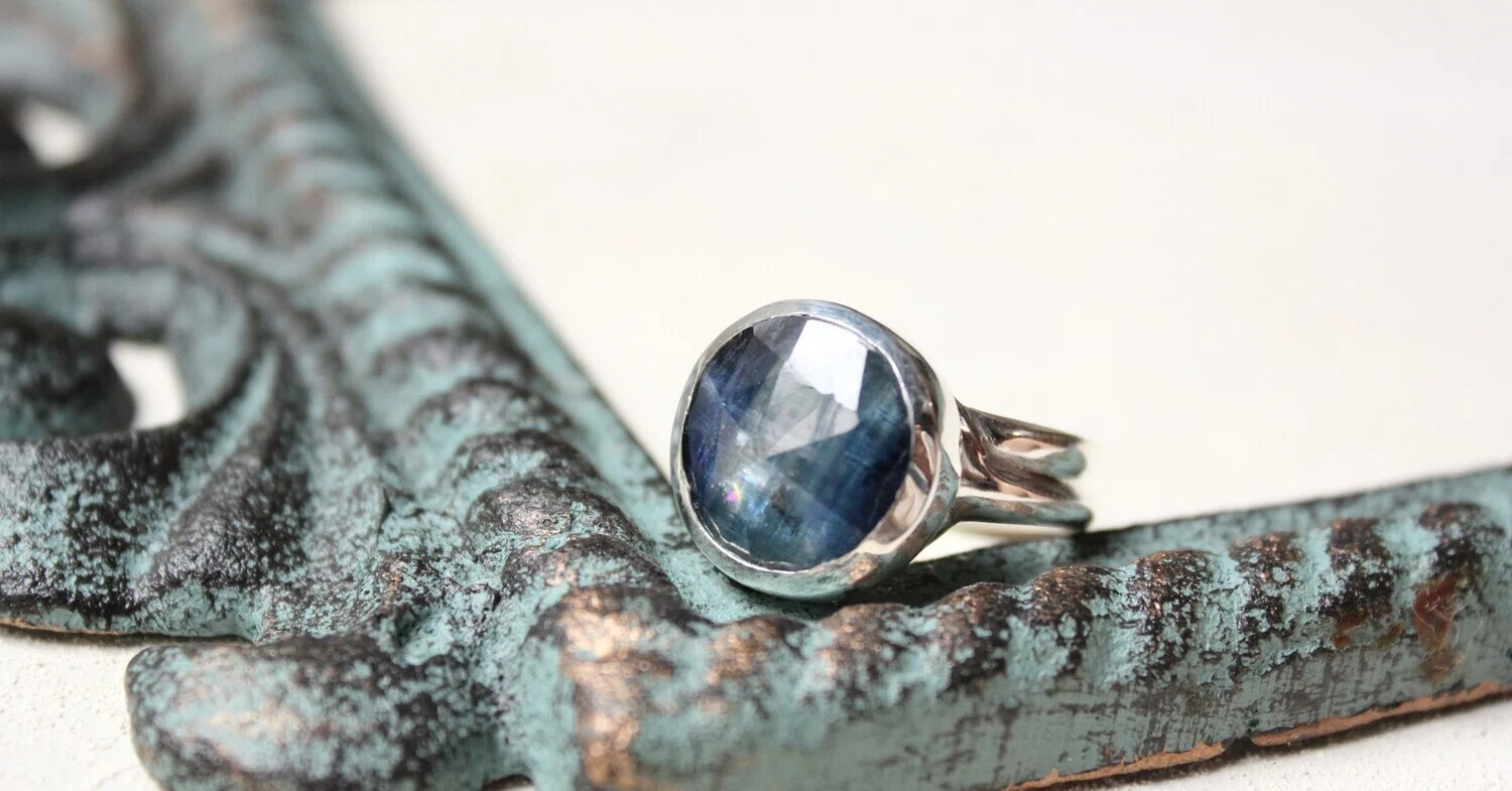 宇宙の色、藍い石「カイヤナイト」に惹かれて｜azur.jewelry｜金属と石