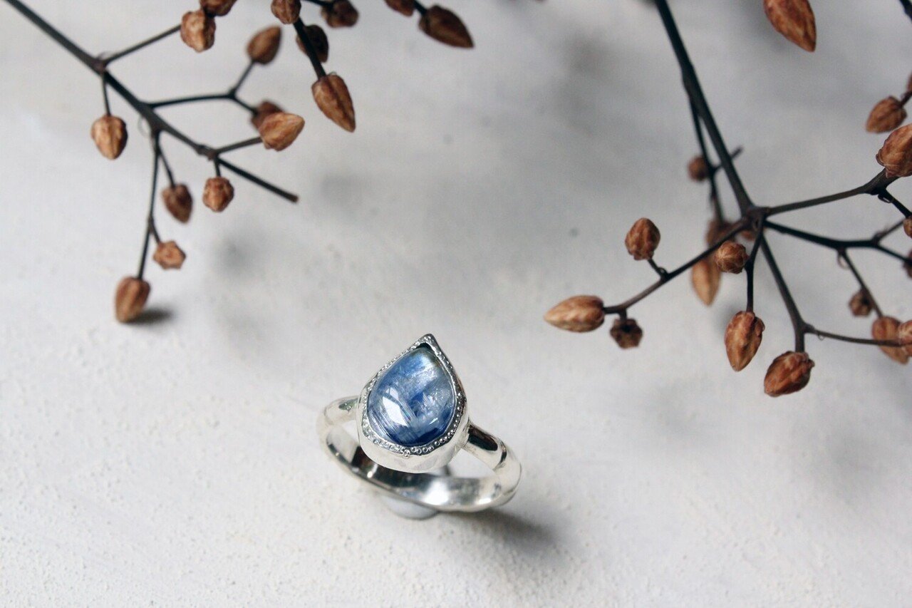 宇宙の色、藍い石「カイヤナイト」に惹かれて｜azur.jewelry｜金属と石