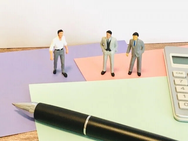考える