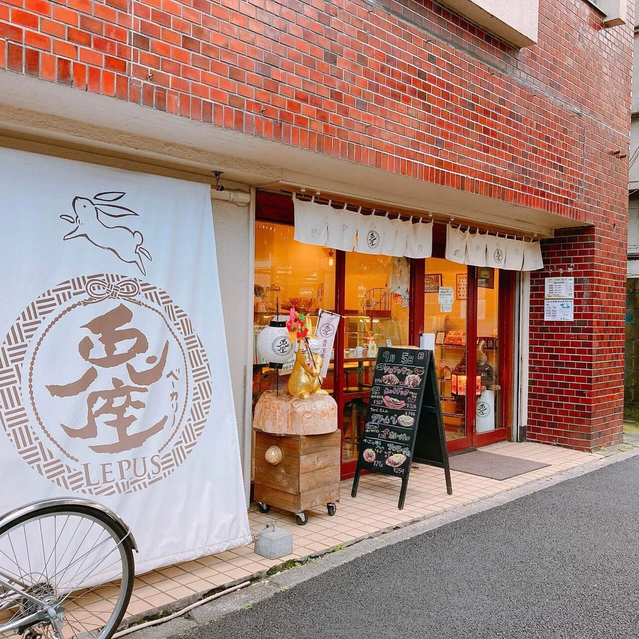 メシ部！美味しい惣菜パンとうさちゃんラスク🐰可愛くってたべられな