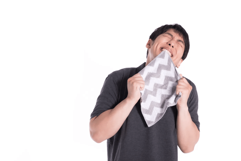 噛む 男性