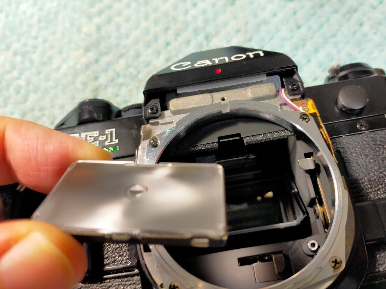 Canon AE-1 PROGRAMの分解｜フィルムカメラ修理のアクアカメラ