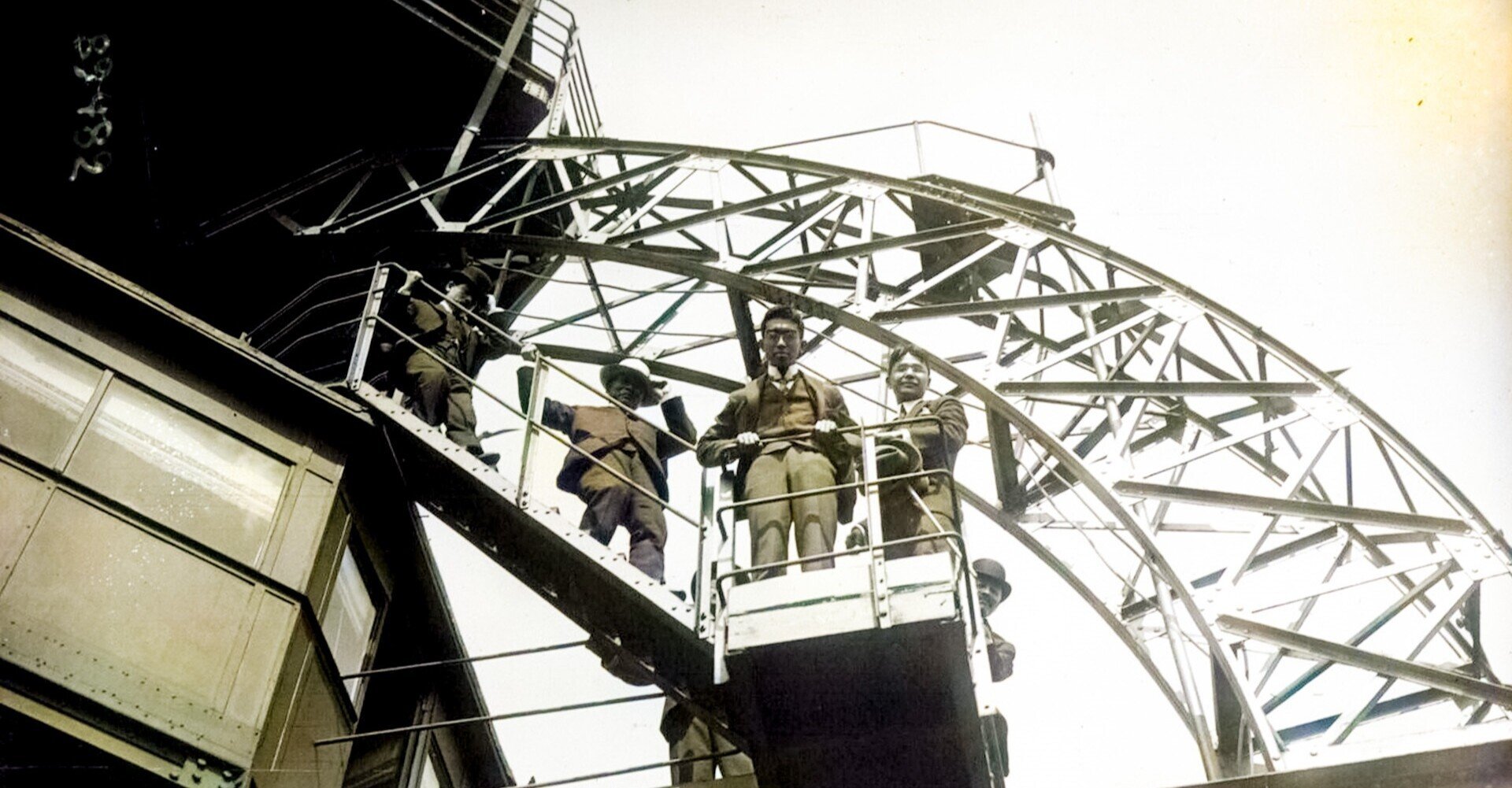 百年ニュース 1921 大正10 6月2日 木 皇太子裕仁親王がパリ凱旋門の無名戦士の墓に献花し 祭文を朗読 エッフェル塔に設計者ギュスターヴ エッフェルの案内で登る 展望台の土産物売り場で裕仁親王 吉塚康一 百年ニュース 毎日が100周年 Note 百年ニュース 1921 大正10 6月2日 木 皇太子裕仁親王がパリ凱旋門の無名戦士の墓に献花し 祭文を朗読 エッフェル塔に設計者ギュスターヴ エッフェルの案内で登る 展望台の土産物売り場で裕仁親王 吉塚康一 百年ニュース 毎日が100周年 Note