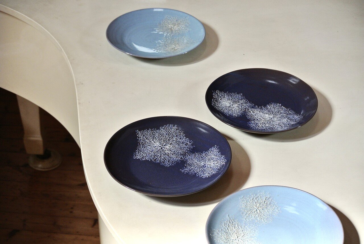 大きな自然から受けたインスピレーションを萩焼に融合。繊細な絵付けで