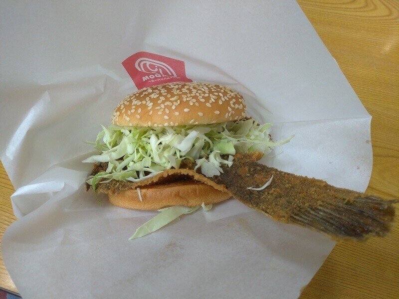 ドムドムハンバーガーで 丸ごと カレイバーガー を食べた料金や感想 カロリーのまとめ 約cmのカレイ のから揚げが入っていますが 中骨を取ってあったり 臭みを抜いていたりとしっかりと仕事がされている まるぞう Note
