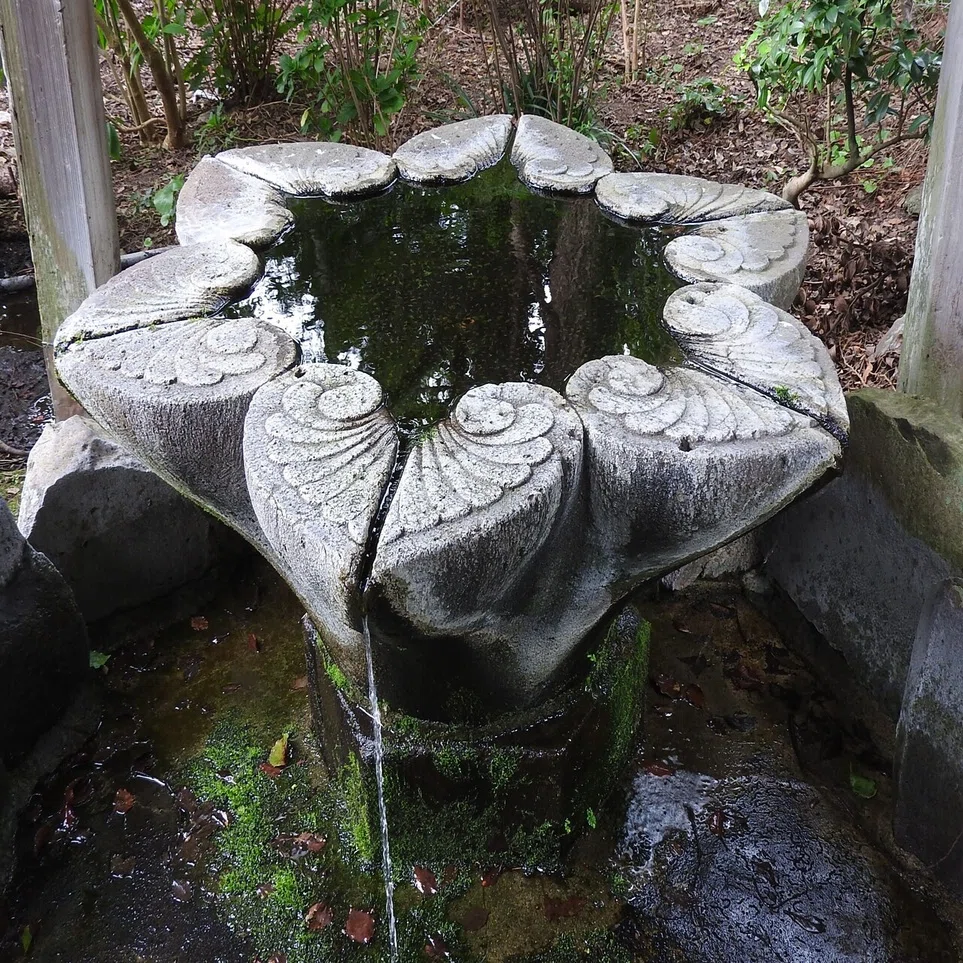 手水鉢の謎とヤマガラ｜株式会社みろく屋