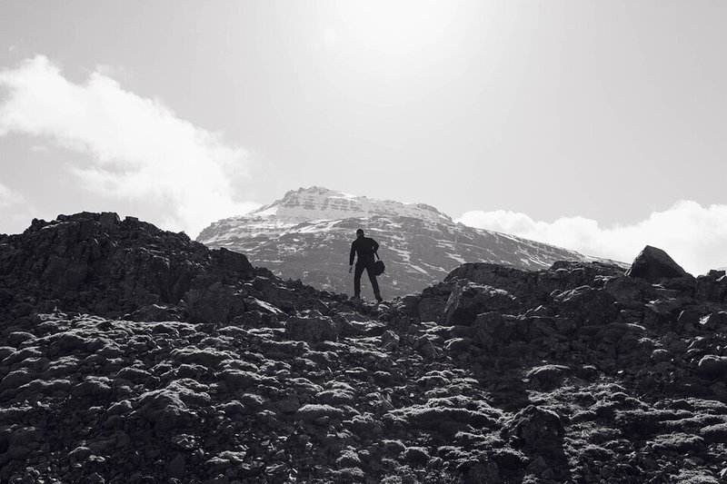 男性・モノクロ・登山・そびえ立つ・山・山頂
