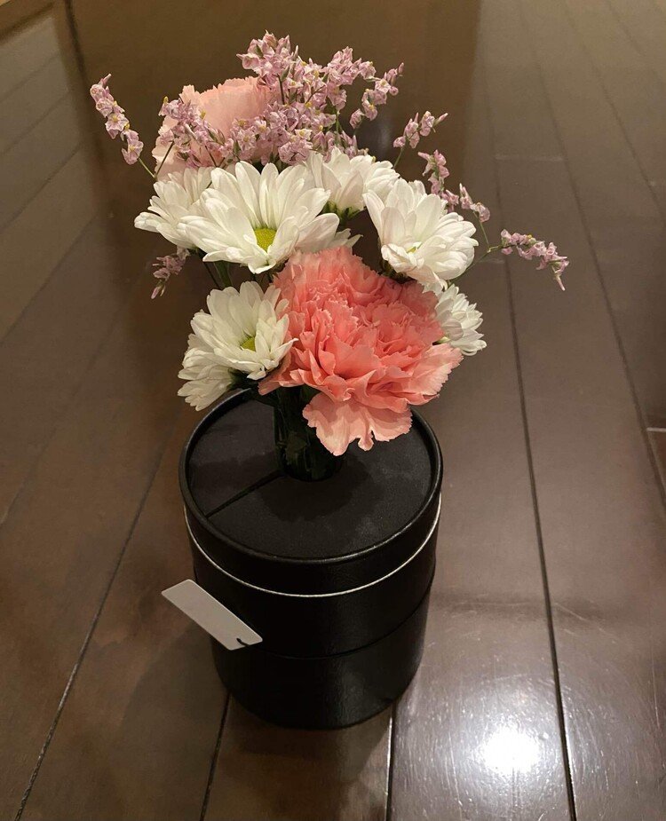 菊とカーネーション。息子からの花が届いた。優しい色合いと、おとなしめなアレンジメント。