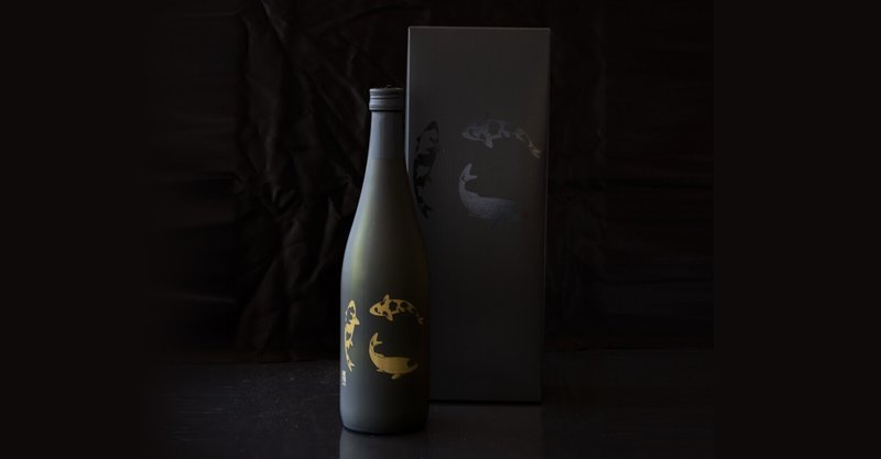 【２つの美しい文化の融合！越の鶴 純米吟醸 錦鯉ボトル　「錦鯉×日本酒」店舗限定ボトル(だけどサケアイオンラインストアから買えちゃいます)】