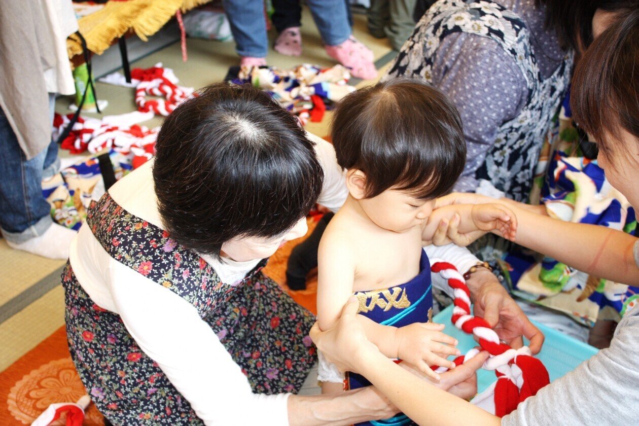 赤ちゃんが神様とお相撲！？笑顔とかわいい泣き声が溢れる神事