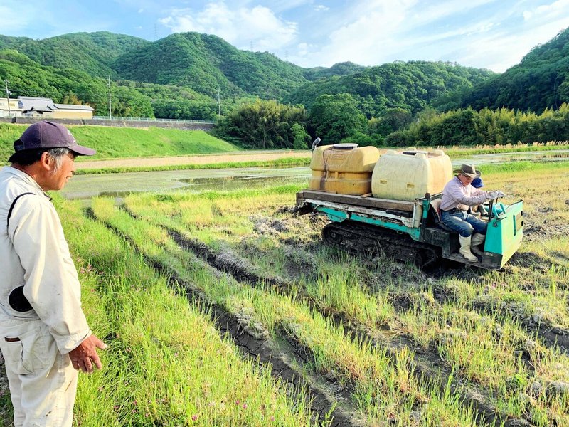 弓削牧場の弓削場長と中西さん