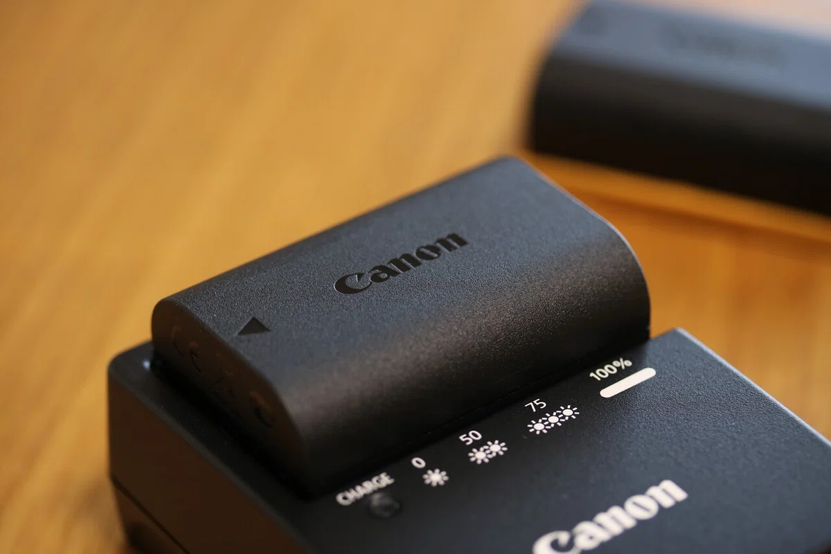 お得】Canon LP-E6NH 3個、LC-E6 1個、他バッテリー4個 R6/