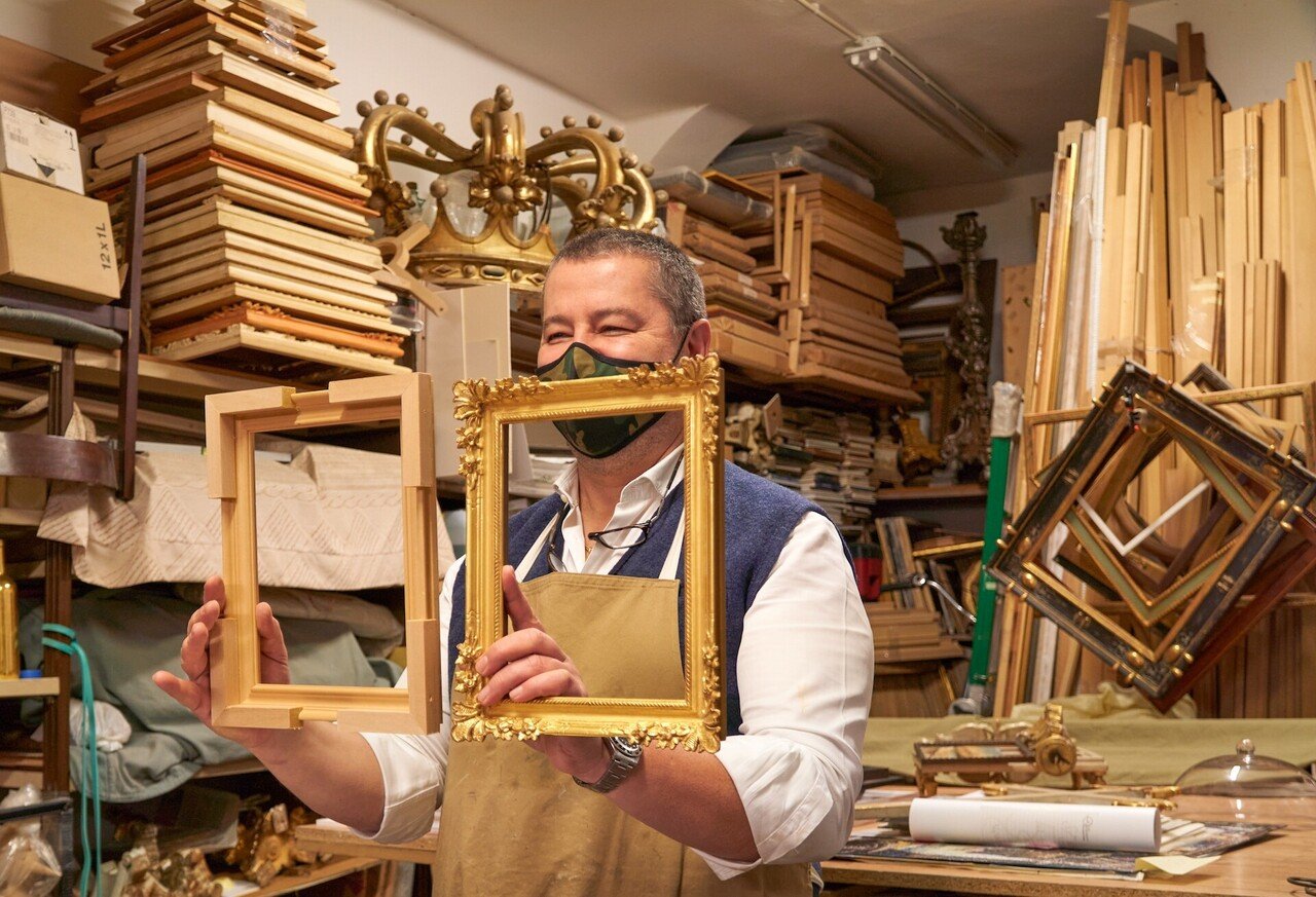 3歳のとき彫ることに惚れ込んだ、フィレンツェの若き額縁職人。彼の