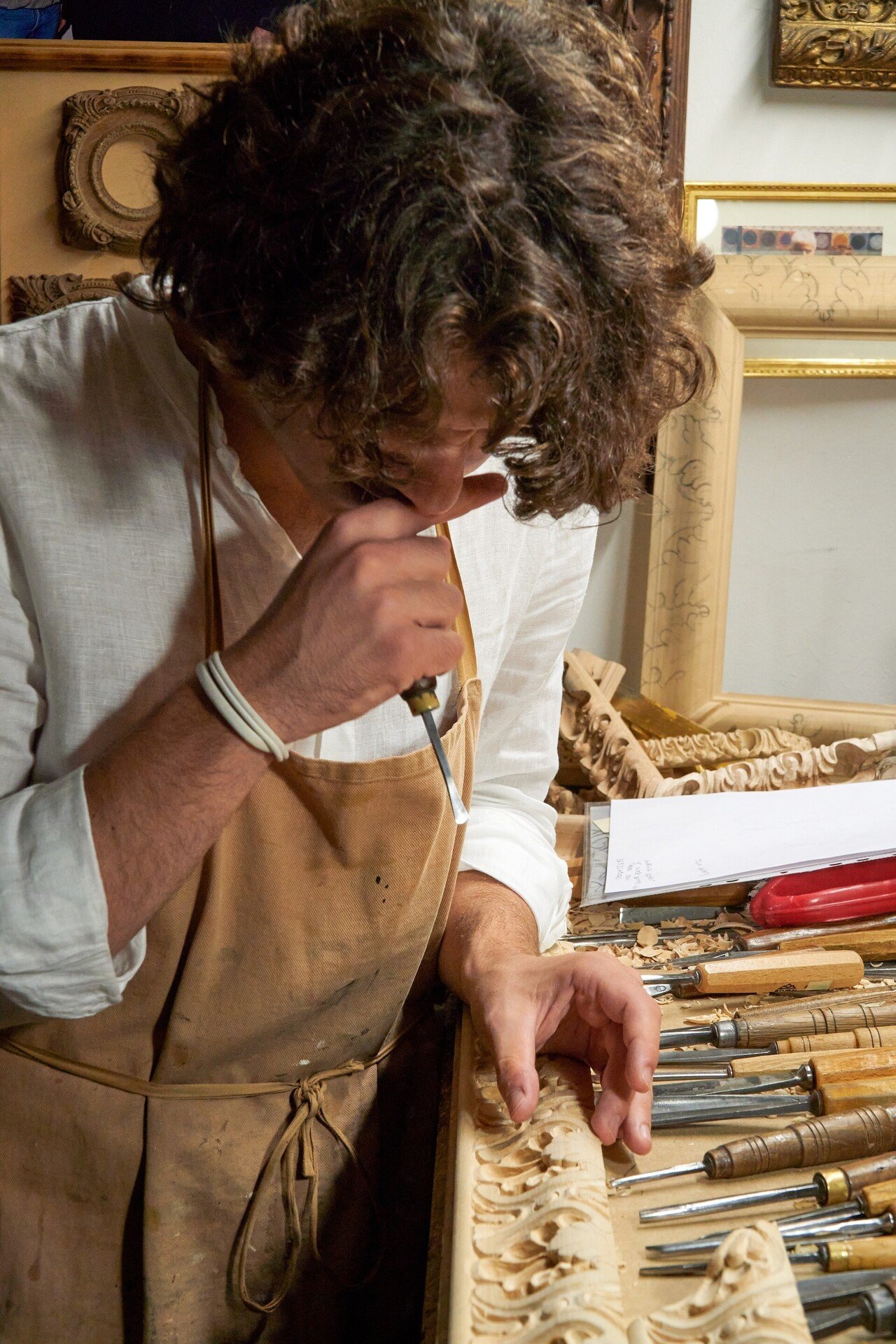 3歳のとき彫ることに惚れ込んだ、フィレンツェの若き額縁職人。彼の