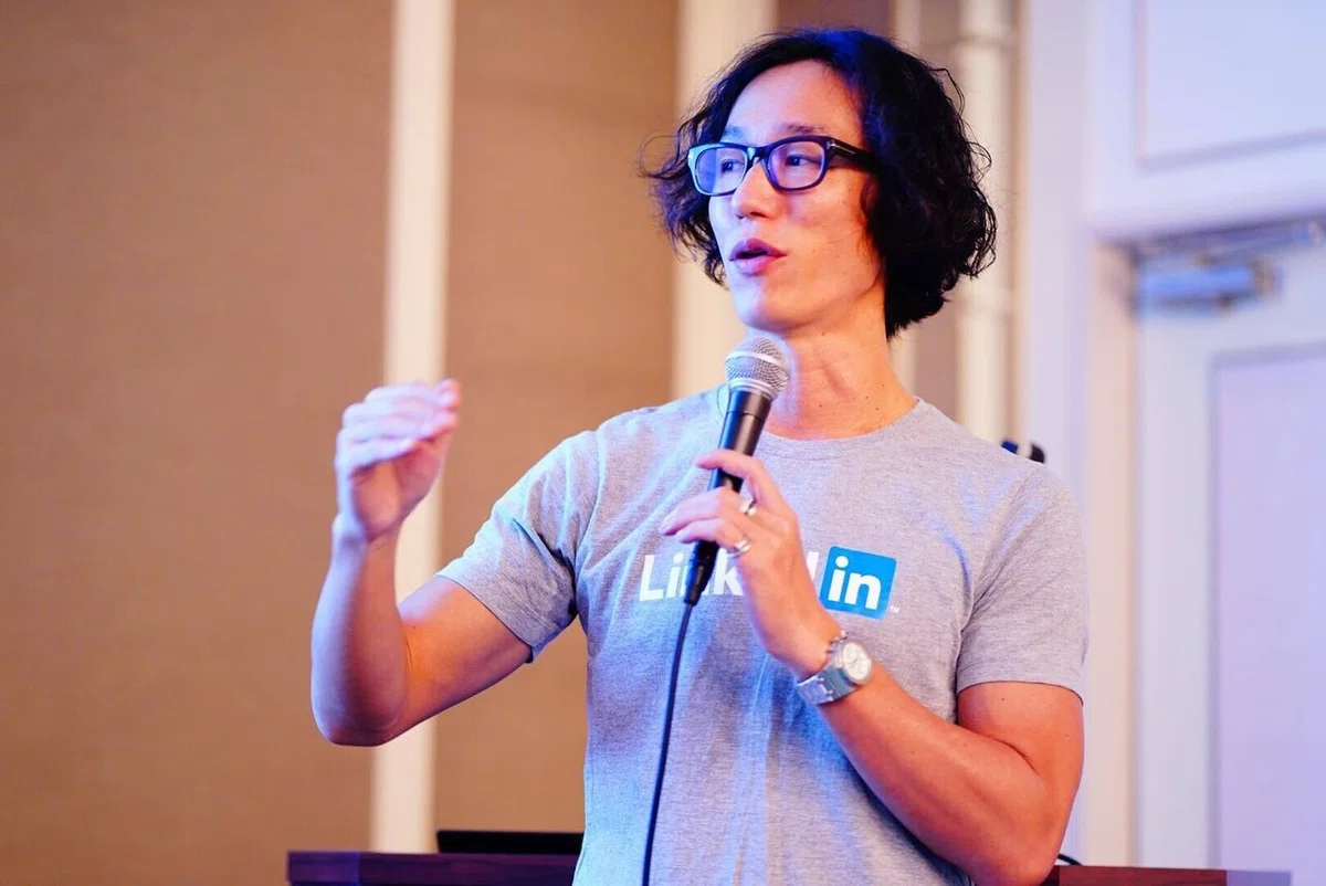 SNSのつづけ方LinkedIn村上さん4_登壇中の村上さん