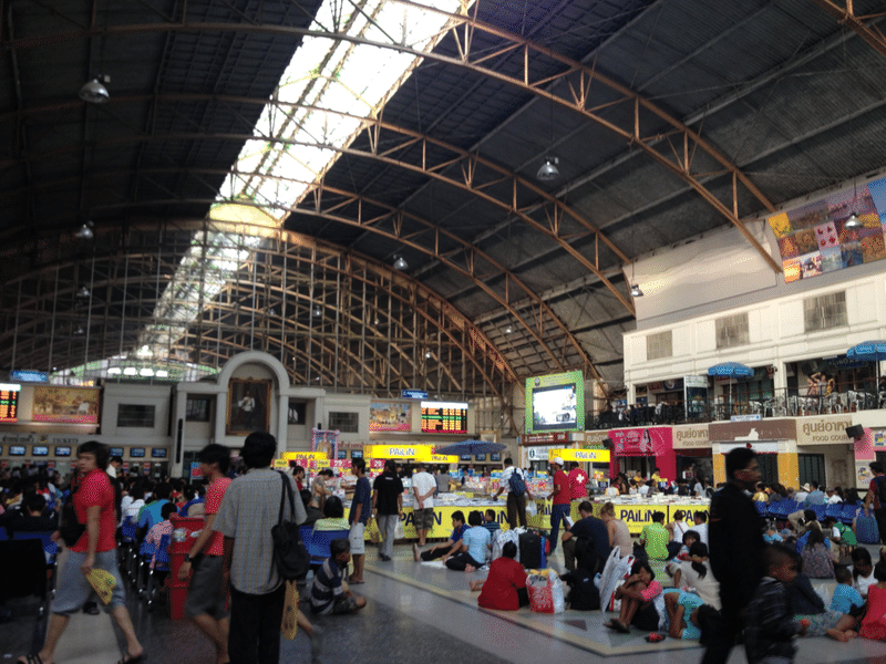 夜行列車に揺られ、到着した時のバンコク駅