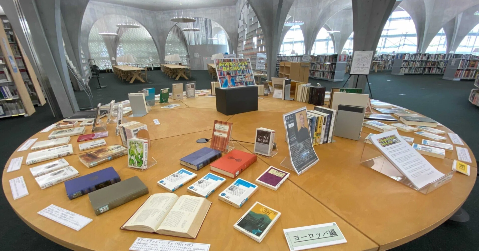 丸テーブル展示】館長推薦図書｜多摩美術大学図書館