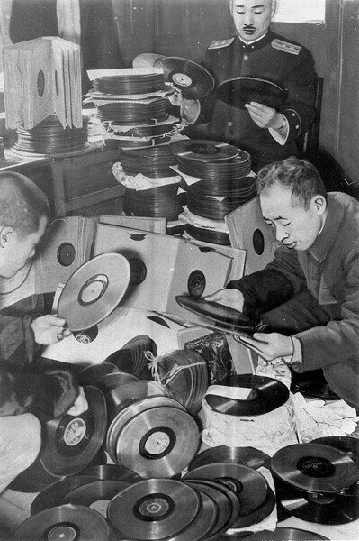 1943年、回収された米英〝敵性〟音楽のレコード