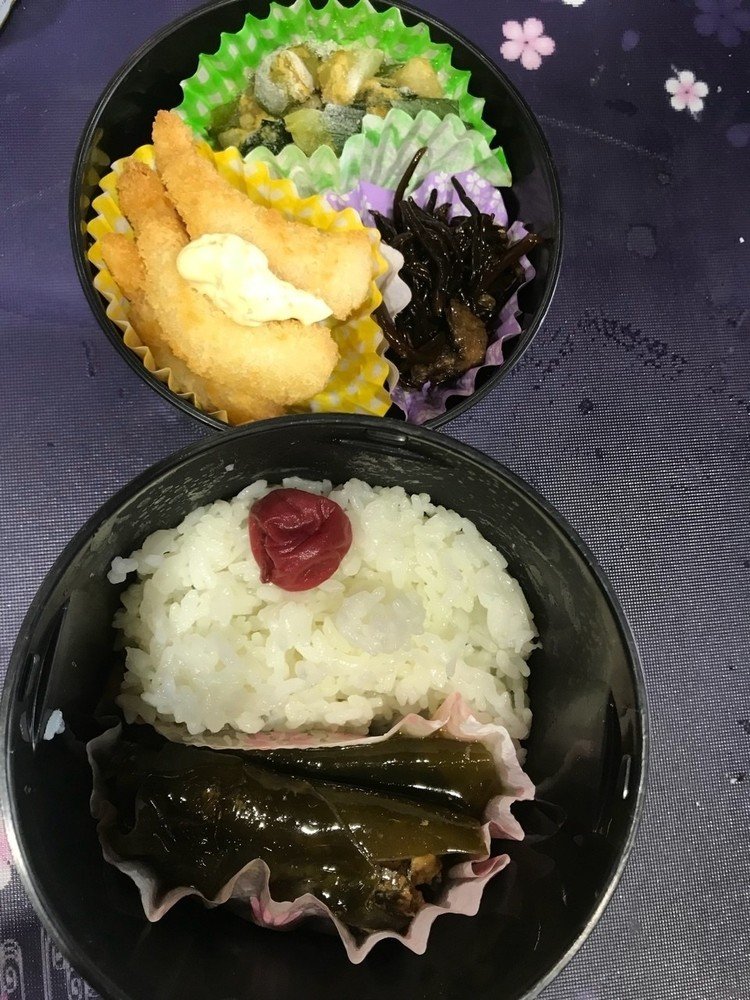 あ、いつもと配置が(;^_^A

小梅干しご飯、昆布巻、葉玉ねぎの玉子とじ、ひじき煮、エビフライのタルタルソースかけ

#noteお弁当部
#note弁当部
#お弁当

昨夜晩御飯の時に、明日お弁当って言われたので、プチトマトとか隙間埋める物がない。

2枚目に愚痴を書く、書ききれなかった、3枚目もある(笑)