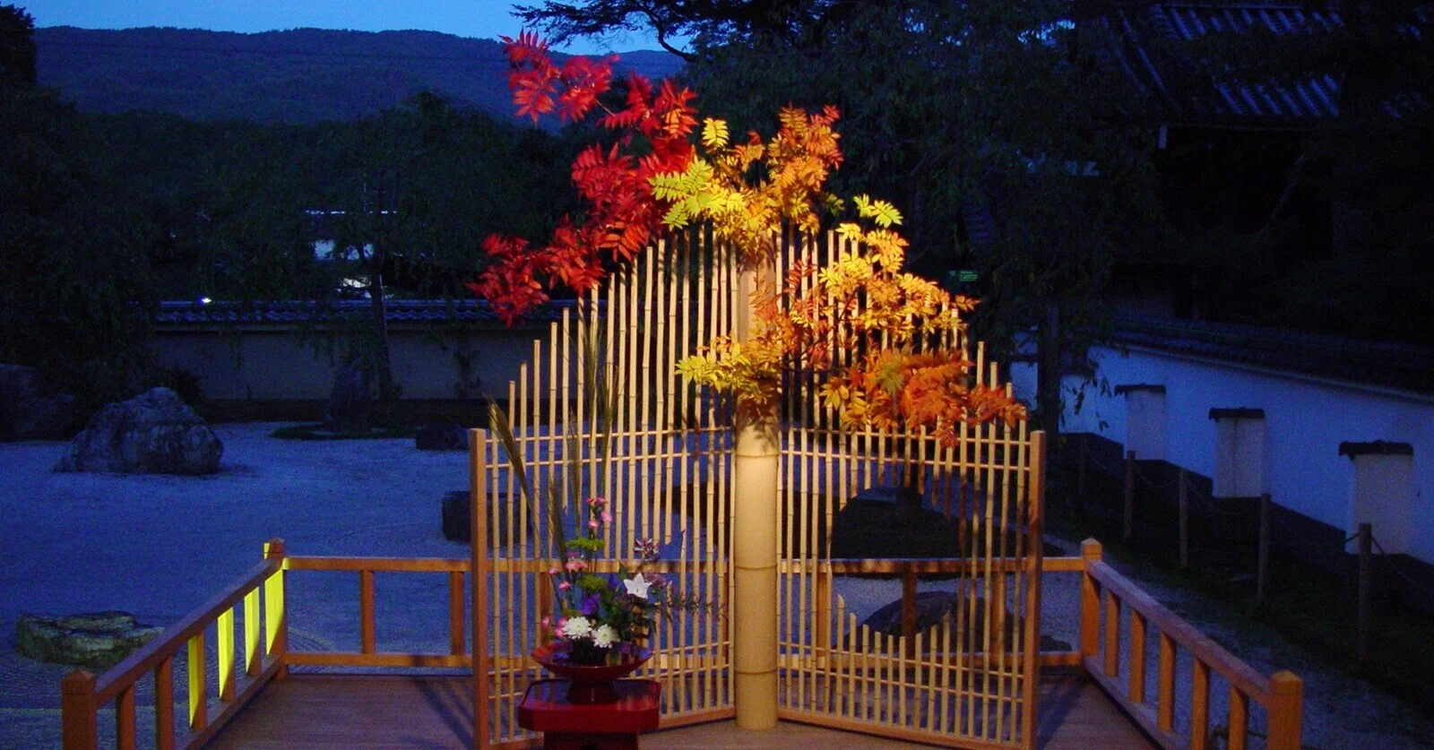 秋の月夜に実りの象徴のススキを捧ぐ｜笹岡隆甫 花の道しるべ from