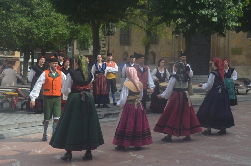 オビエドの街で民族衣装を着て踊る人達