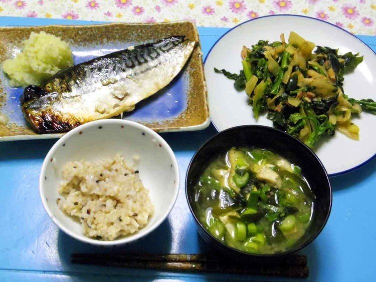 今夜は焼きサバの大根おろし添え、ブロッコリたまねぎしめじベーコンワカメ炒め、ワカメ豆腐とかの味噌汁、ご飯です。