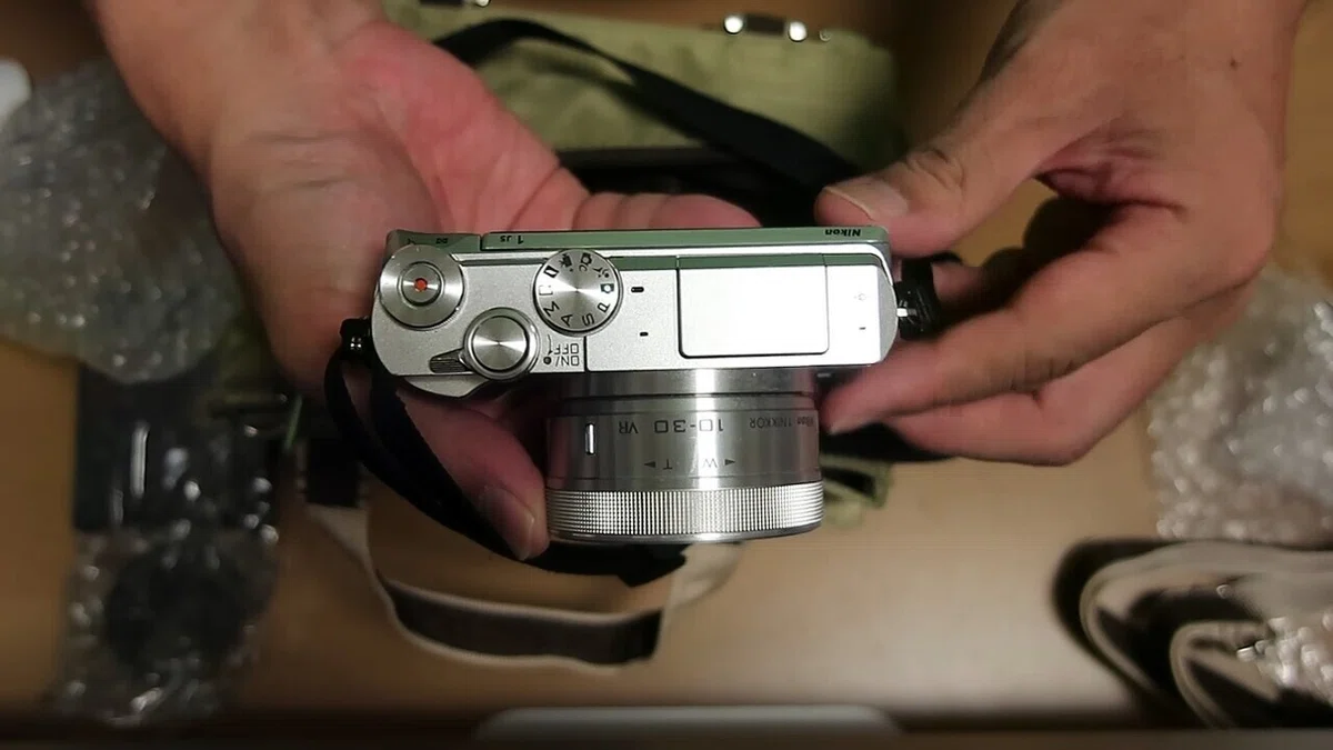 Nikon1J5人気のレトロなシルバー【単焦点レンズ、カメラケース付】