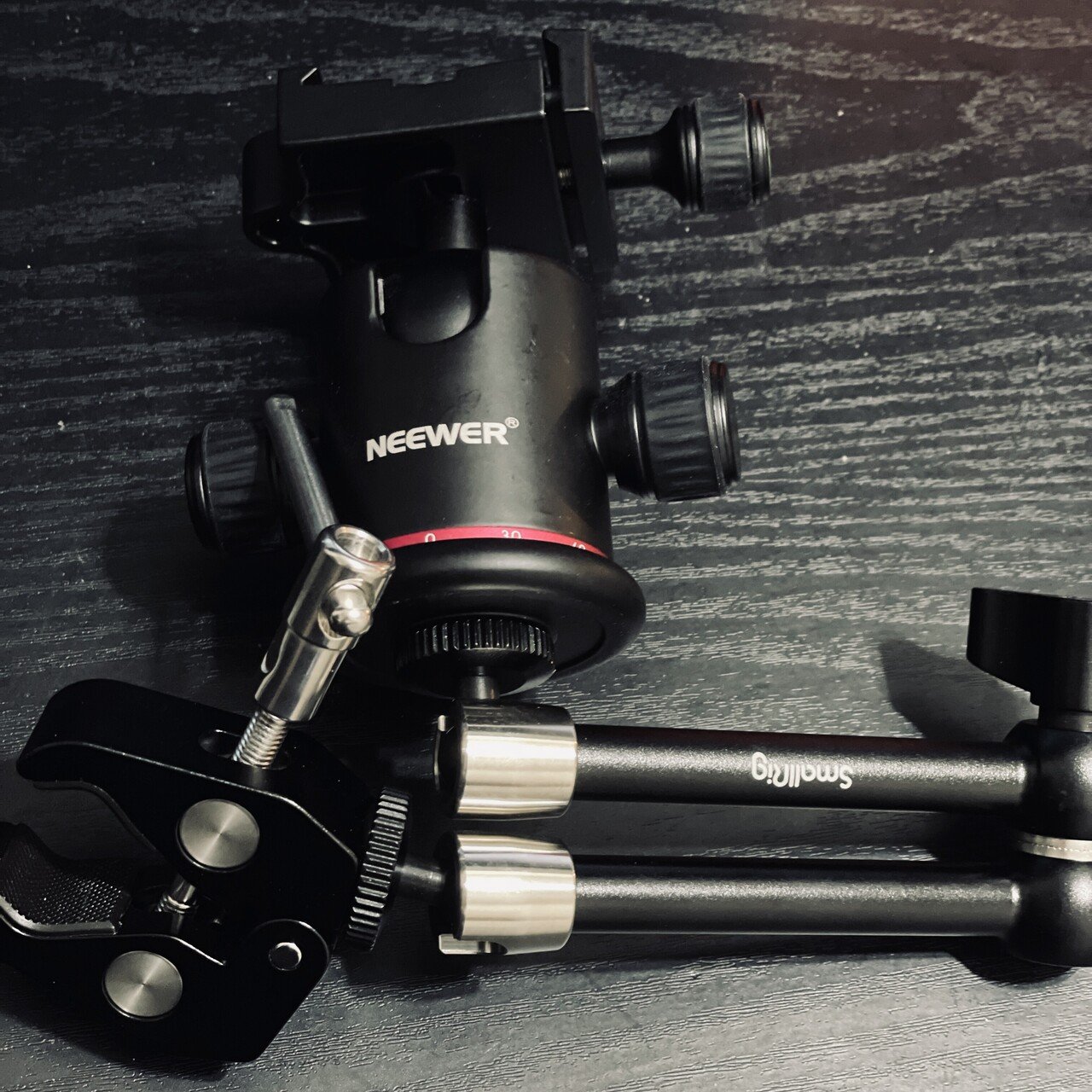 Sony α ZV-E10本体とレンズ付き アクセサリー付き Sony α ZV-E10本体とレンズ付き アクセサリー付き VLOGCAM ZV-E10を