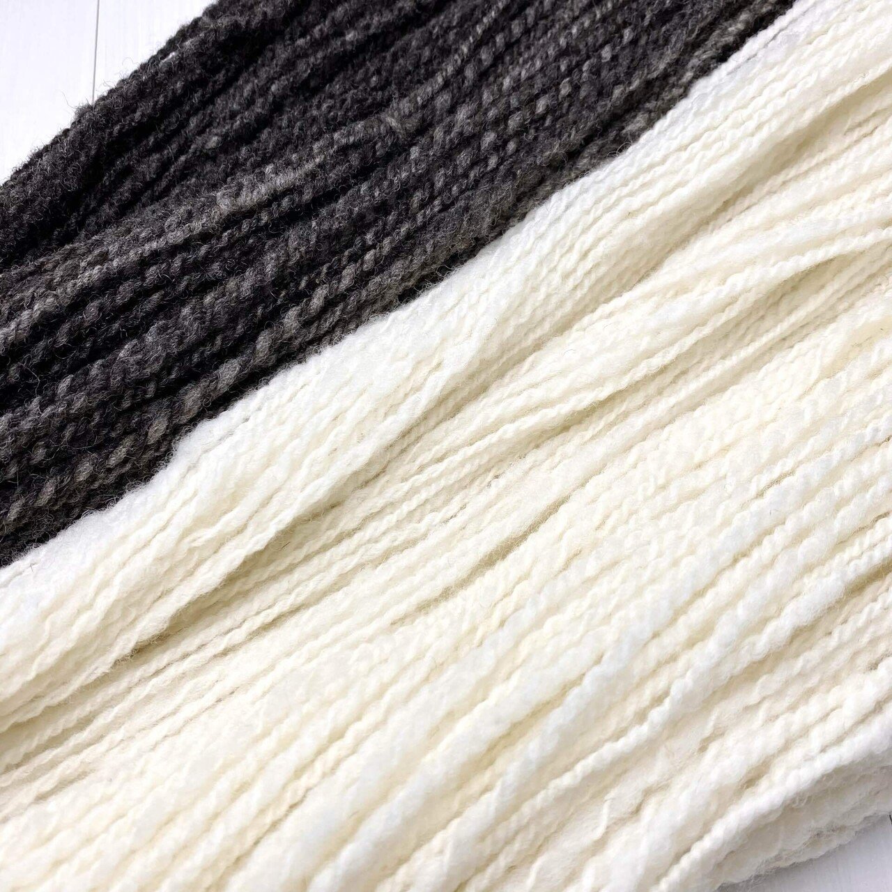 羊毛　ロマノフ系　モノゲン手洗い　原毛　珍しい国産羊毛 羊毛 ロマノフ系 モノゲン手洗い 原毛 珍しい国産羊毛