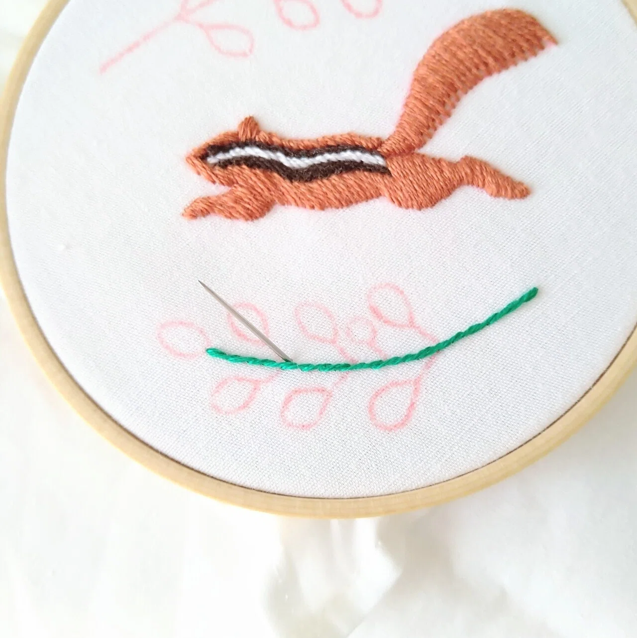 シマリスの刺繍ハンカチキットを作ろう🐿 ステップ13 アカミイヌツゲの