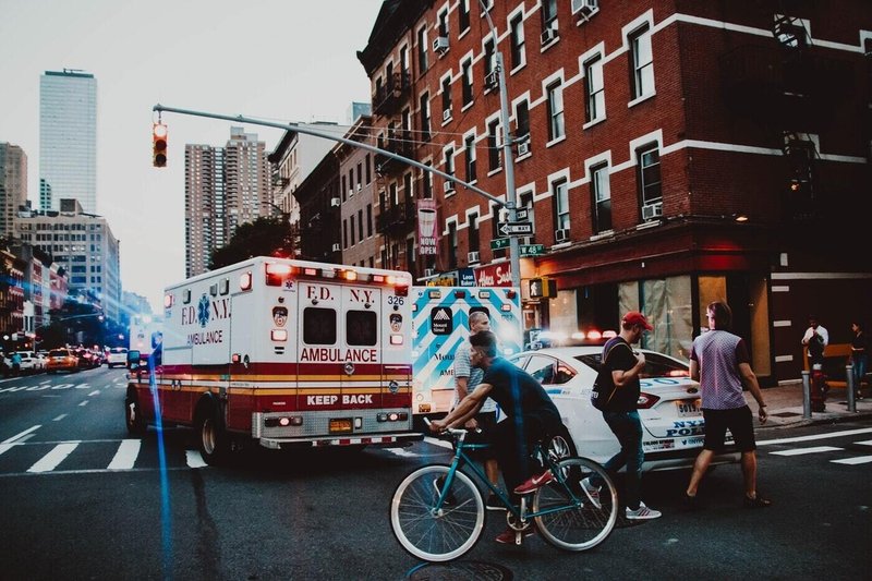 救急車が通っている様子の画像