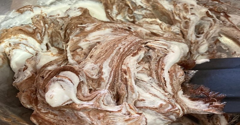 チョコレートムース。チョコレートと生クリーム、混ぜる時の絶妙な温度帯