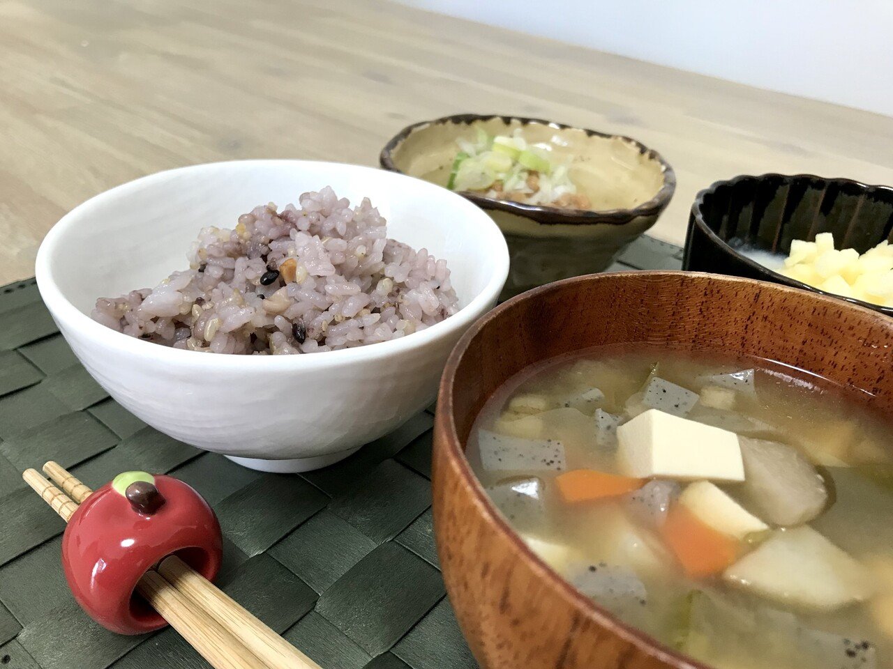 朝ごはんは十六穀ごはん 納豆 根菜の具沢山味噌汁 りんご入り神酒 食卓に里芋 や長ネギ ごぼう りんごが登場すると 秋だなって感じる 元子 もとにゃんjr Note 朝ごはんは十六穀ごはん 納豆 根菜の具沢山味噌汁 りんご入り神酒 食卓に里芋 や長ネギ ごぼう りんごが登場すると 秋だなって感じる 元子 もとにゃんjr Note