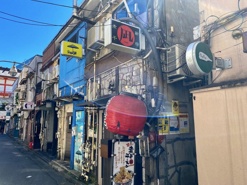 01.すごい煮干しラーメン凪 新宿ゴールデン街店本館の外観