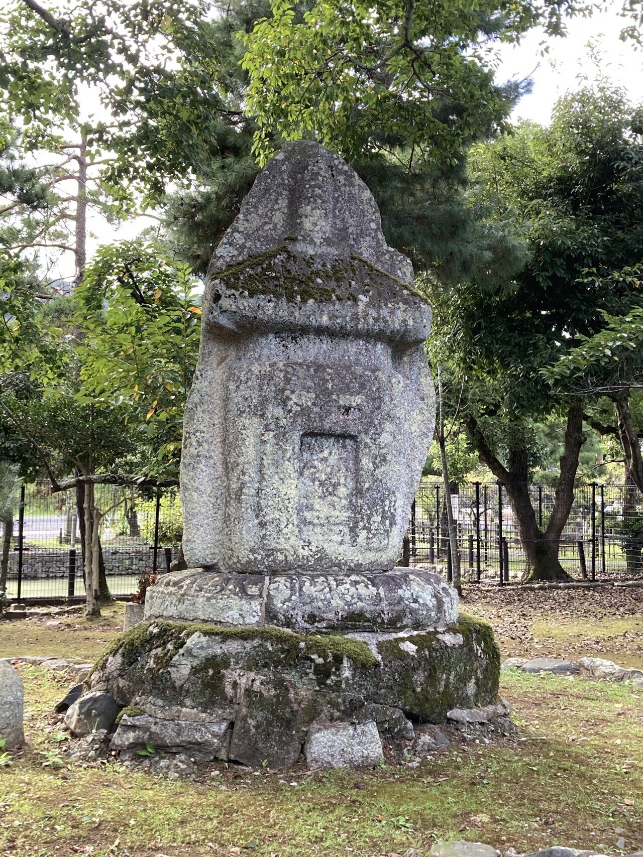 京都府内の石造物④：清凉寺宝篋印塔（伝・源融の墓）他清涼寺の石造物｜綾