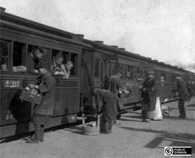 1902年の駅弁販売風景