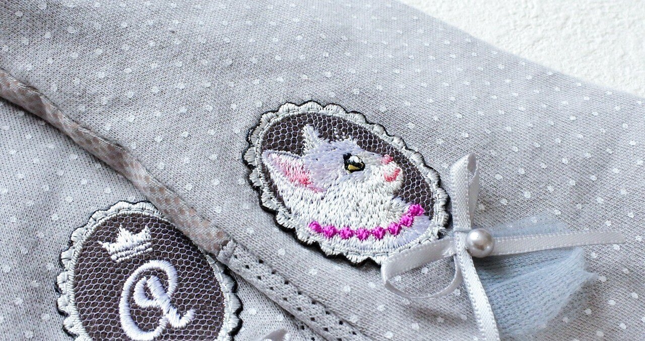 手刺繍入あずき/小豆のアイピロー【白猫とエノコログサ】 たどりつき