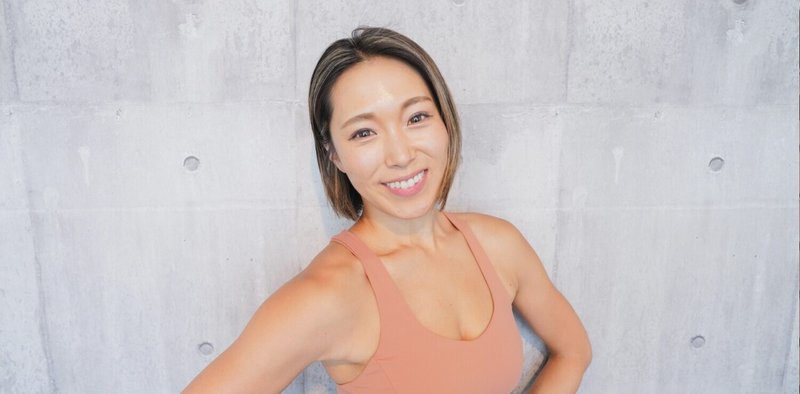 微笑む女性パーソナルトレーナー