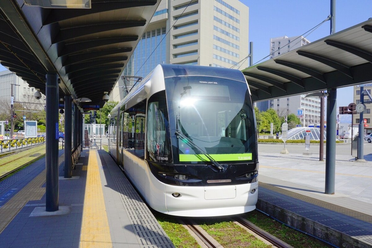 富山市内を走るLRT−１