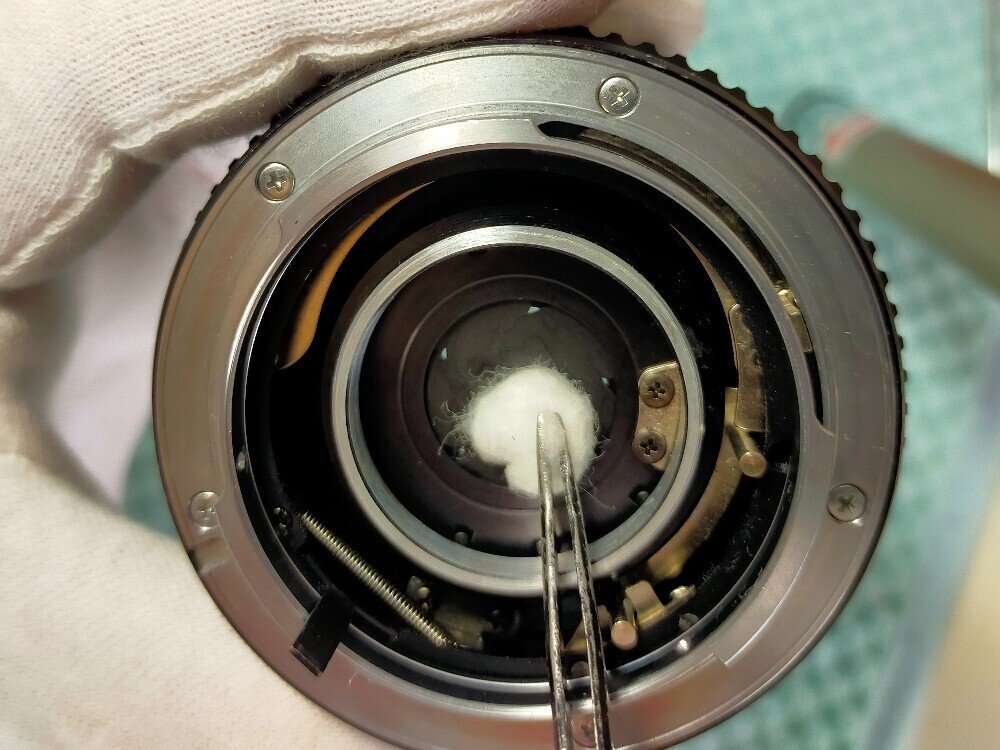 絞り羽根の清掃｜フィルムカメラ修理のアクアカメラ