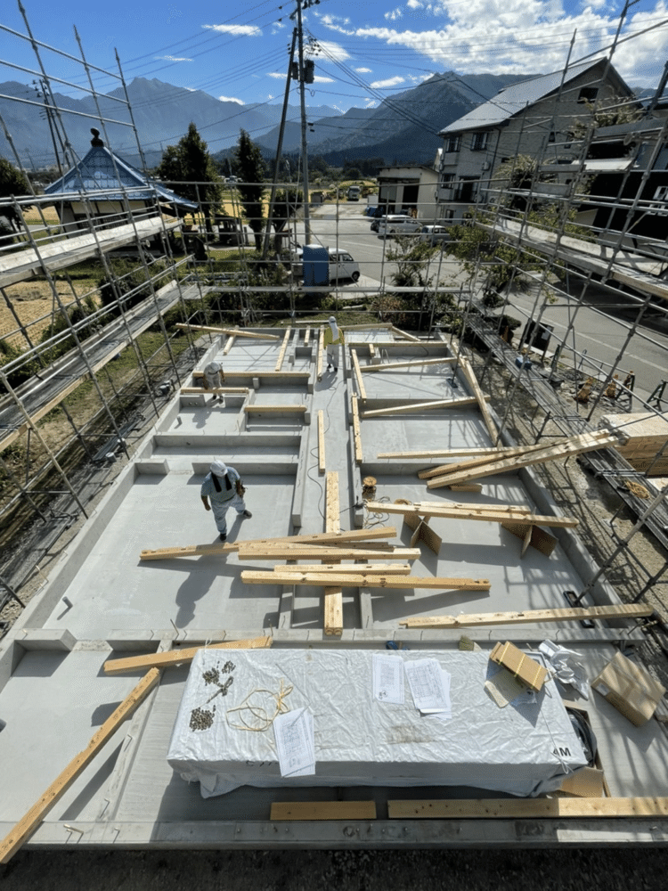 基礎ができて、ここから構造が建ってくる。向こうに巻機山！