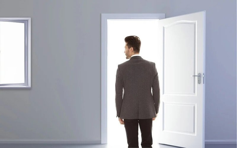 男性・ドア・選択・選ぶ・白い壁・進む