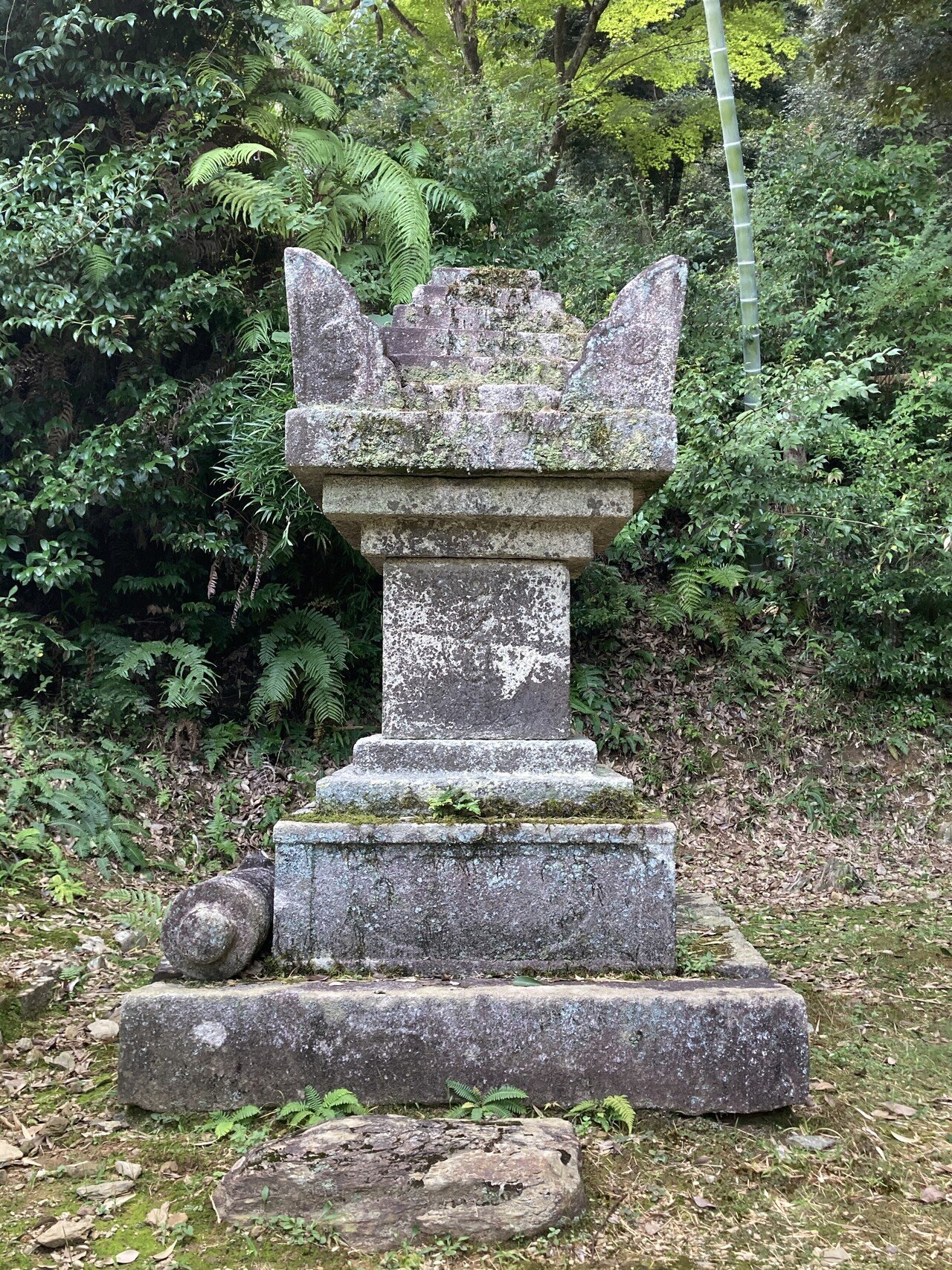 京都府内の石造物㊺：二尊院宝篋印塔、層塔（三帝陵）｜綾