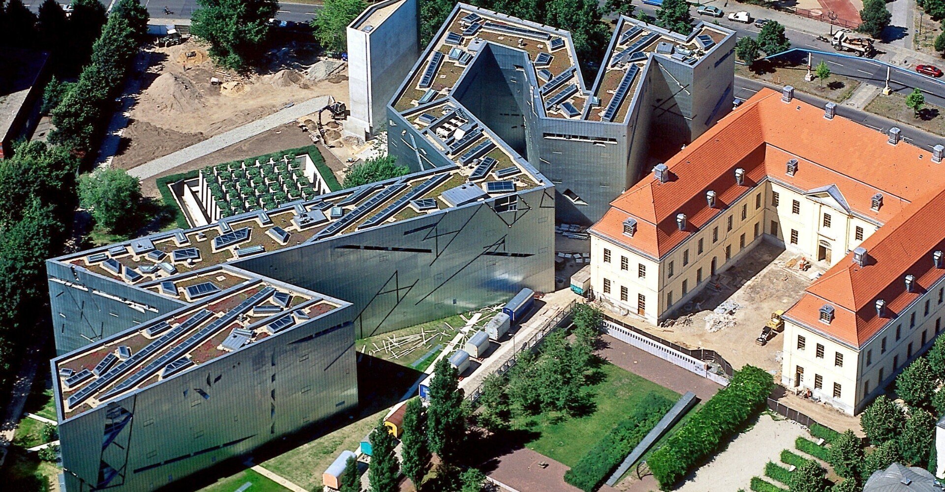 ダニエル・リベスキンド ベルリン・ユダヤ博物館 現地購入品 展示物のない展示空間】矛盾する建築 ～ユダヤ博物館～｜くろにい | 建築士